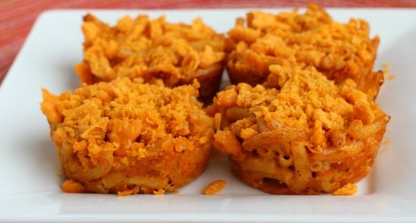 These southwestern mac & cheese muffins will be loved by both your buddies & your toddler. These 