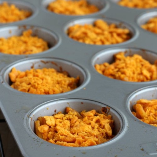 These southwestern mac & cheese muffins will be loved by both your buddies & your toddler. These "muffins" are made from macaroni and cheese and are spiced up with a southwestern flair. Get the easy and fun recipe on RachelCooks.com!
