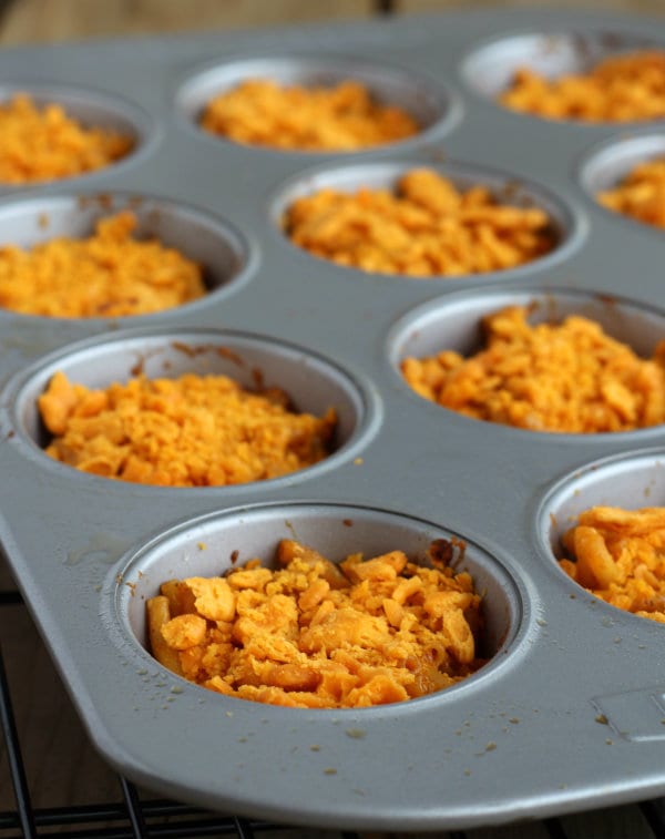 These southwestern mac & cheese muffins will be loved by both your buddies & your toddler. These 