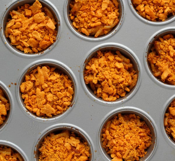 These southwestern mac & cheese muffins will be loved by both your buddies & your toddler. These 
