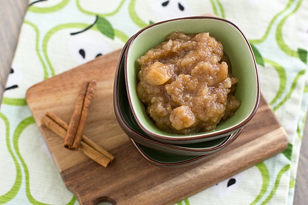 chai_spiced_slow_cooker_pear_applesauce_feature
