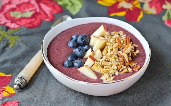 Blueberry Apple Crisp Smoothie Bowl - such a great way to start the day! Complete with hidden veggies! Get the easy recipe on RachelCooks.com!