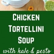 Cette soupe de tortellini au poulet est la transition parfaite vers un temps plus frais.  C'est facile à faire et parfait pour les soirs de semaine occupés.  Le chou frisé et le pesto assurent des charges de saveur et de nutrition!  Obtenez la recette sur RachelCooks.com!