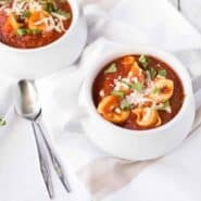 Chaleureux, réconfortant et copieux - tous les mots qui décrivent cette soupe aux tomates et au basilic à la mijoteuse simple et facile à préparer avec des tortellinis.  Ça va être un énorme plaisir pour la foule!  Obtenez la recette facile de la mijoteuse sur RachelCooks.com!