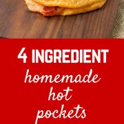 Homemade Hot Pockets sind eine lustige Alternative zum Pizza-Abend und sie sind auch eine tolle Überraschung in der Lunchbox. Beziehen Sie auch die Kinder in die Zubereitung dieses einfachen Rezepts ein! Holen Sie sich das einfache Rezept auf RachelCooks.com!