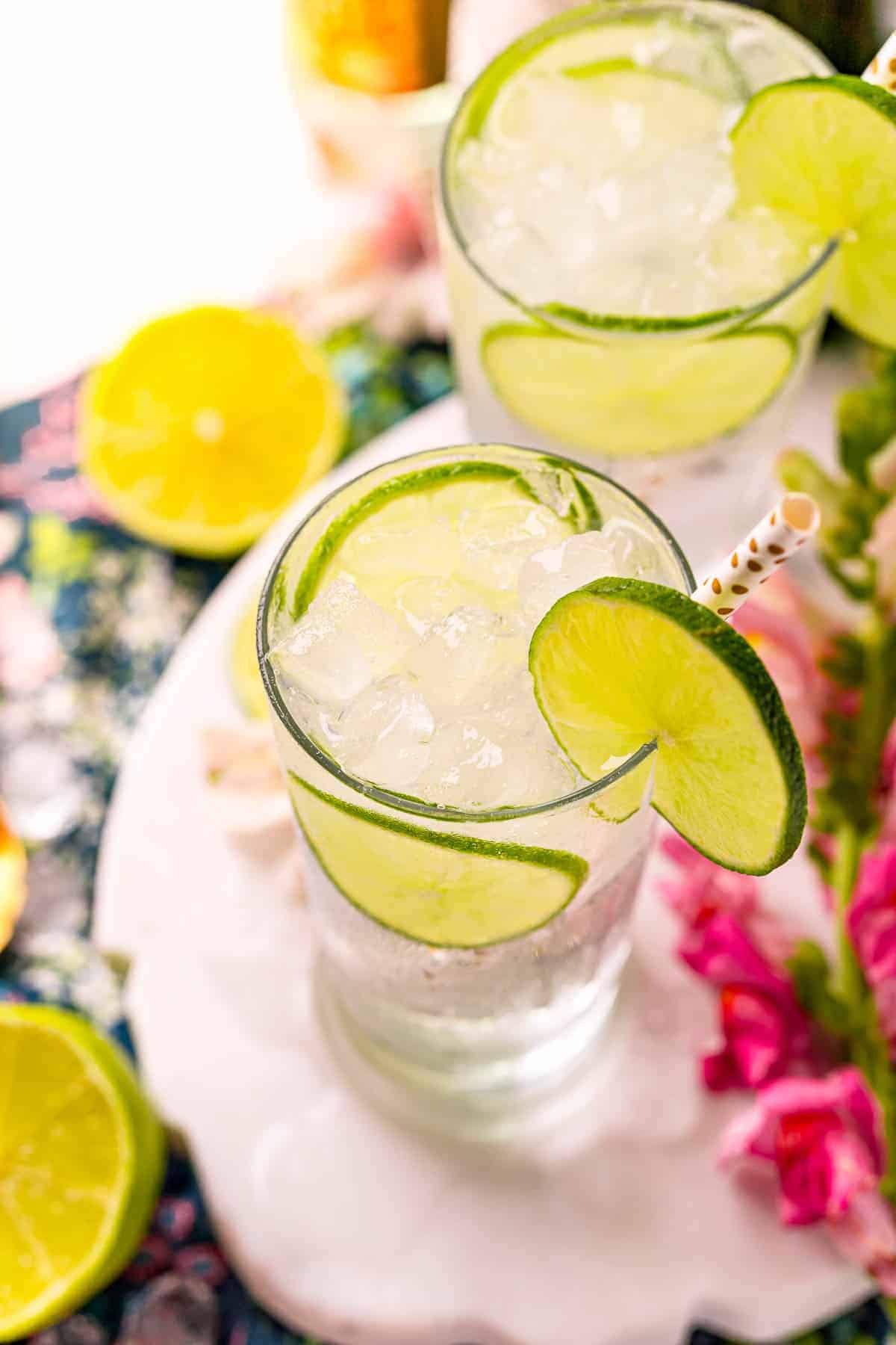 Beautiful cocktails made with gin and tonic water and lime.