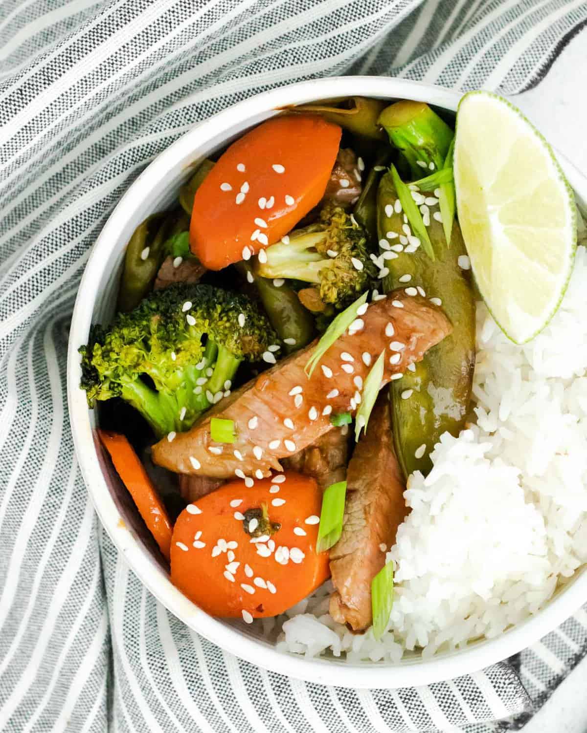 Close up of a bowl of rice and vegetables and beef.