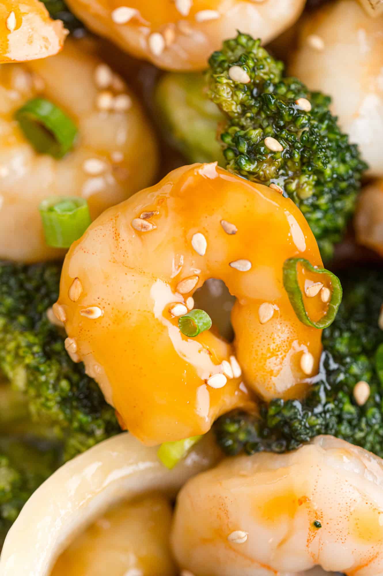 Shrimp with brown sauce and broccoli.