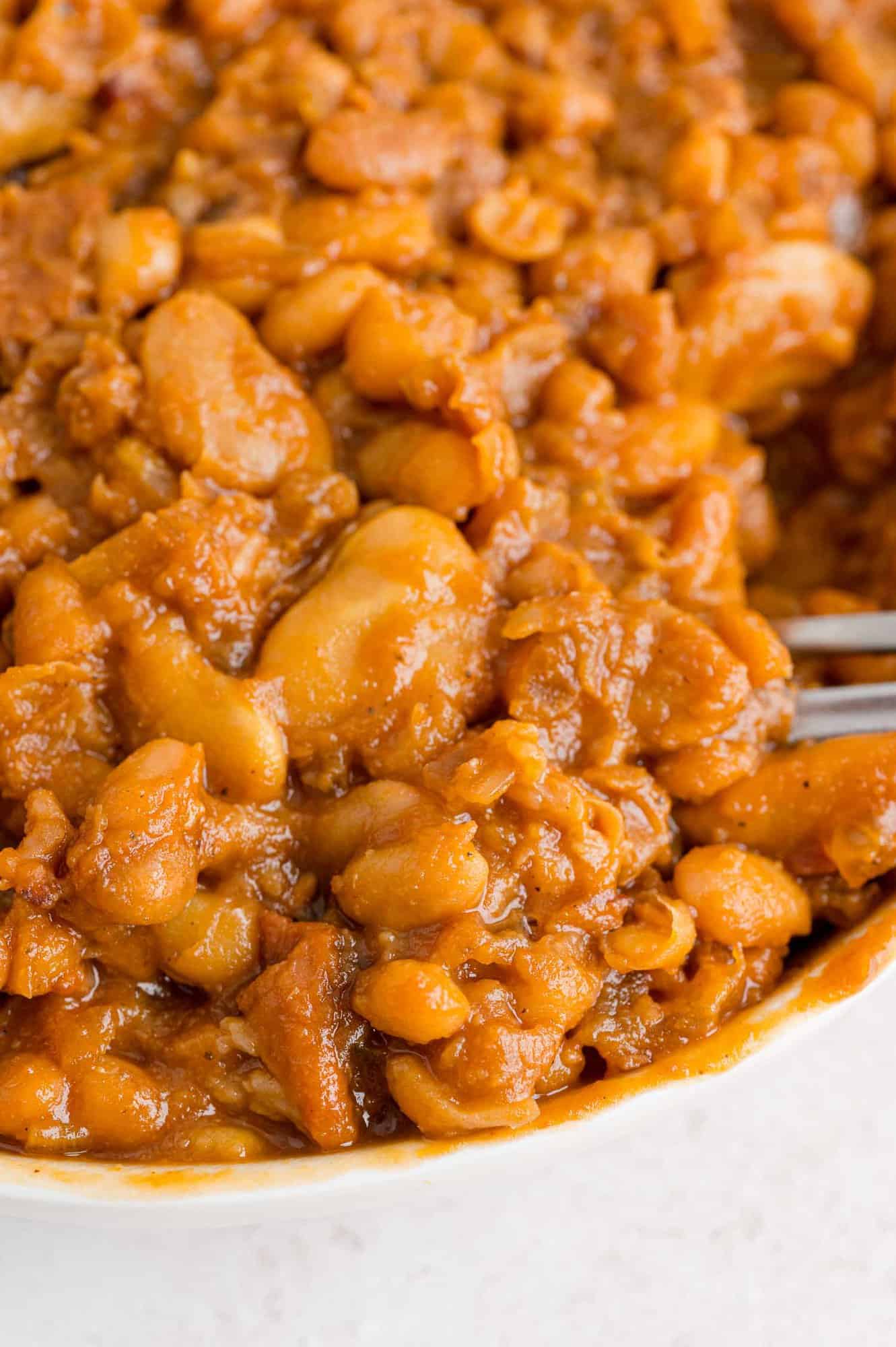 Baked beans in a bowl.