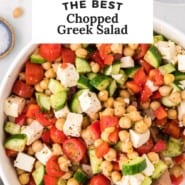 Image Pinterest pour une salade grecque hachée.