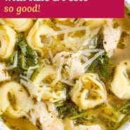 Image pinterest de soupe de tortellini au poulet avec texte et photo.