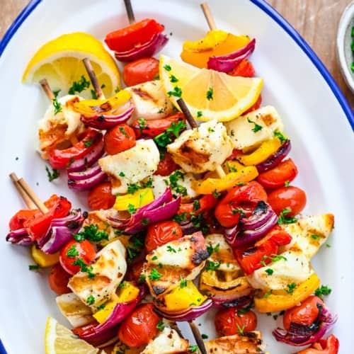 Grilled halloumi skewers with vegetables.