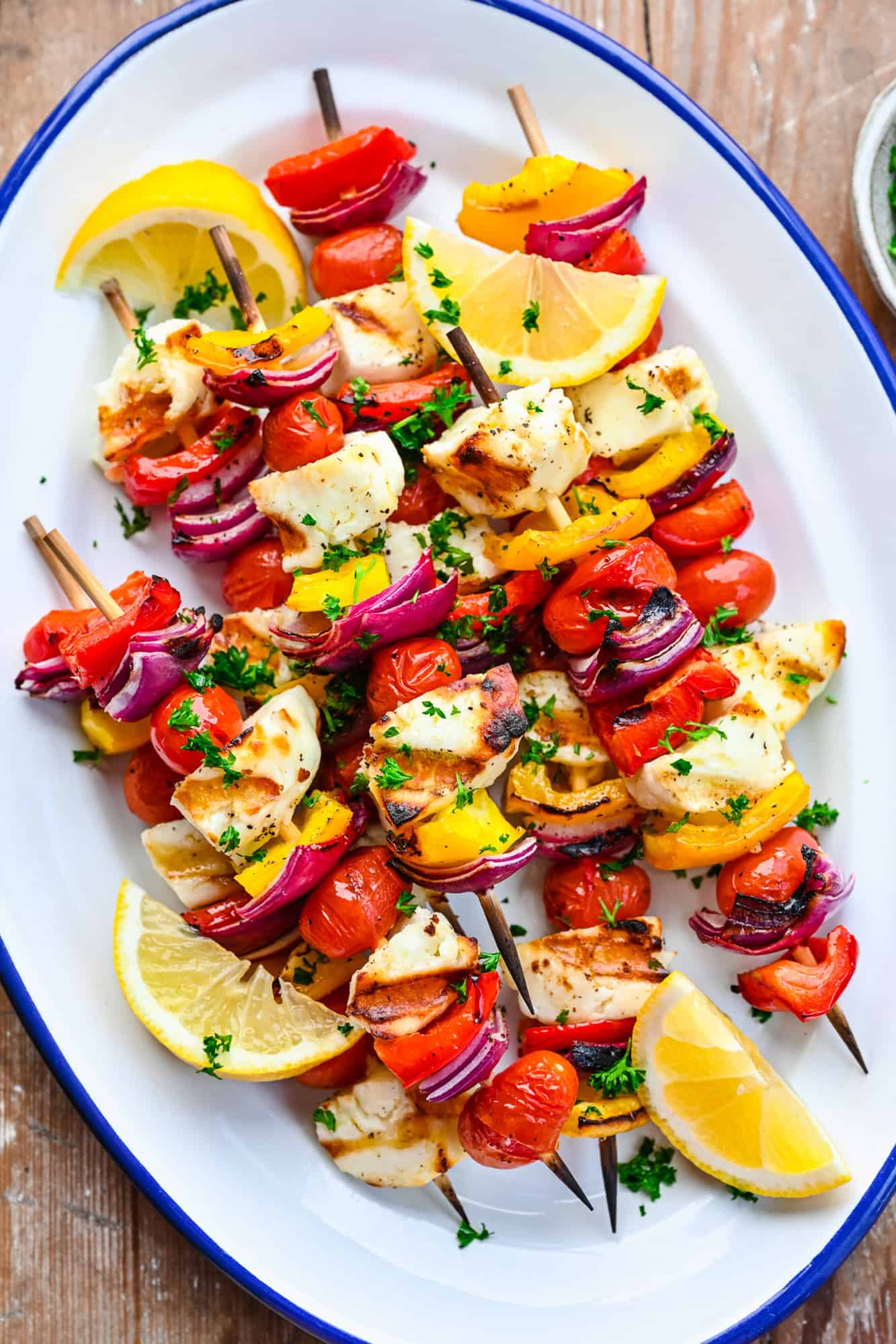 Grilled halloumi kebabs with vegetables and lemon.