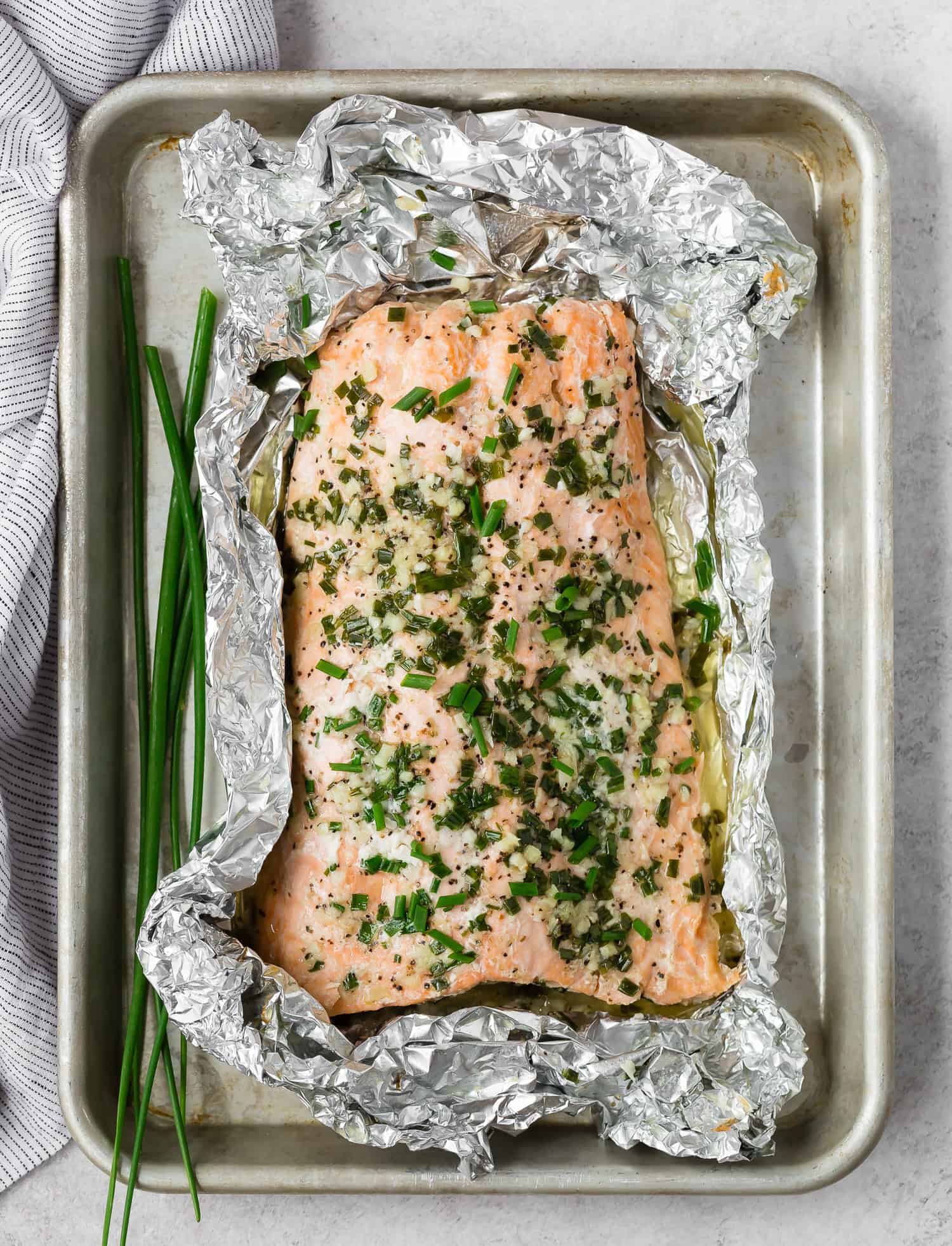 Grilled salmon fillet with fresh chives.