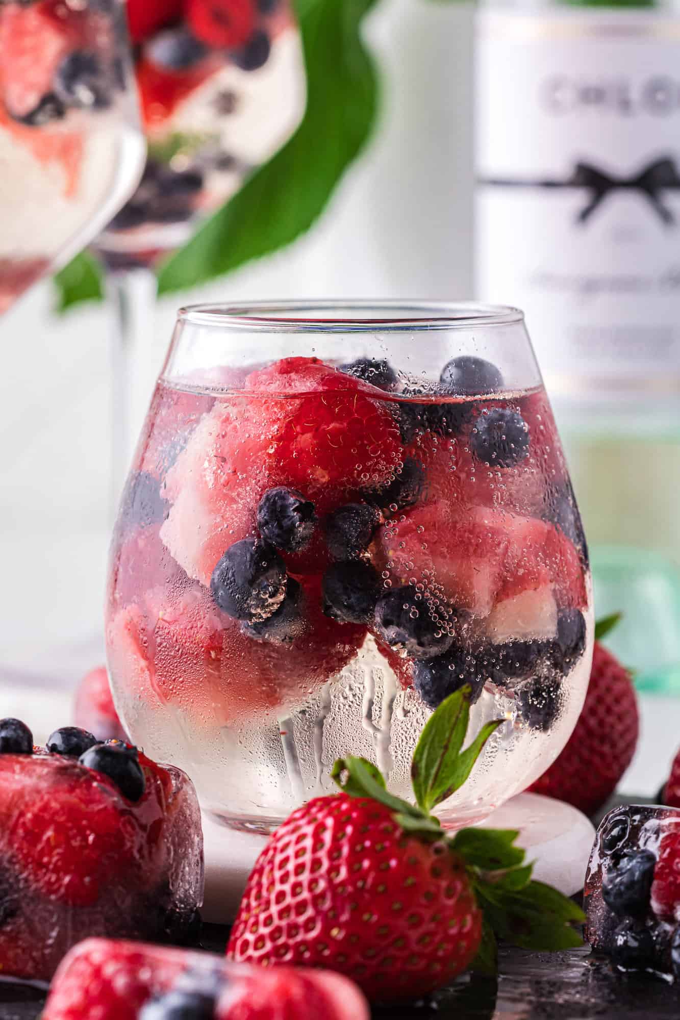 White wine spritzer in stemless glass.