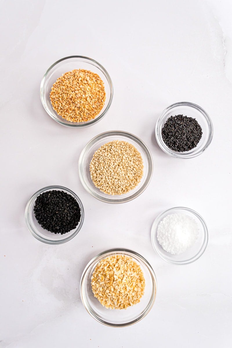 Make homemade everything bagel seasoning in minutes with only 5 ingredients. Perfect for seasoning bagels, veggies, and just about everything! The ingredients for homemade everything bagel seasoning.