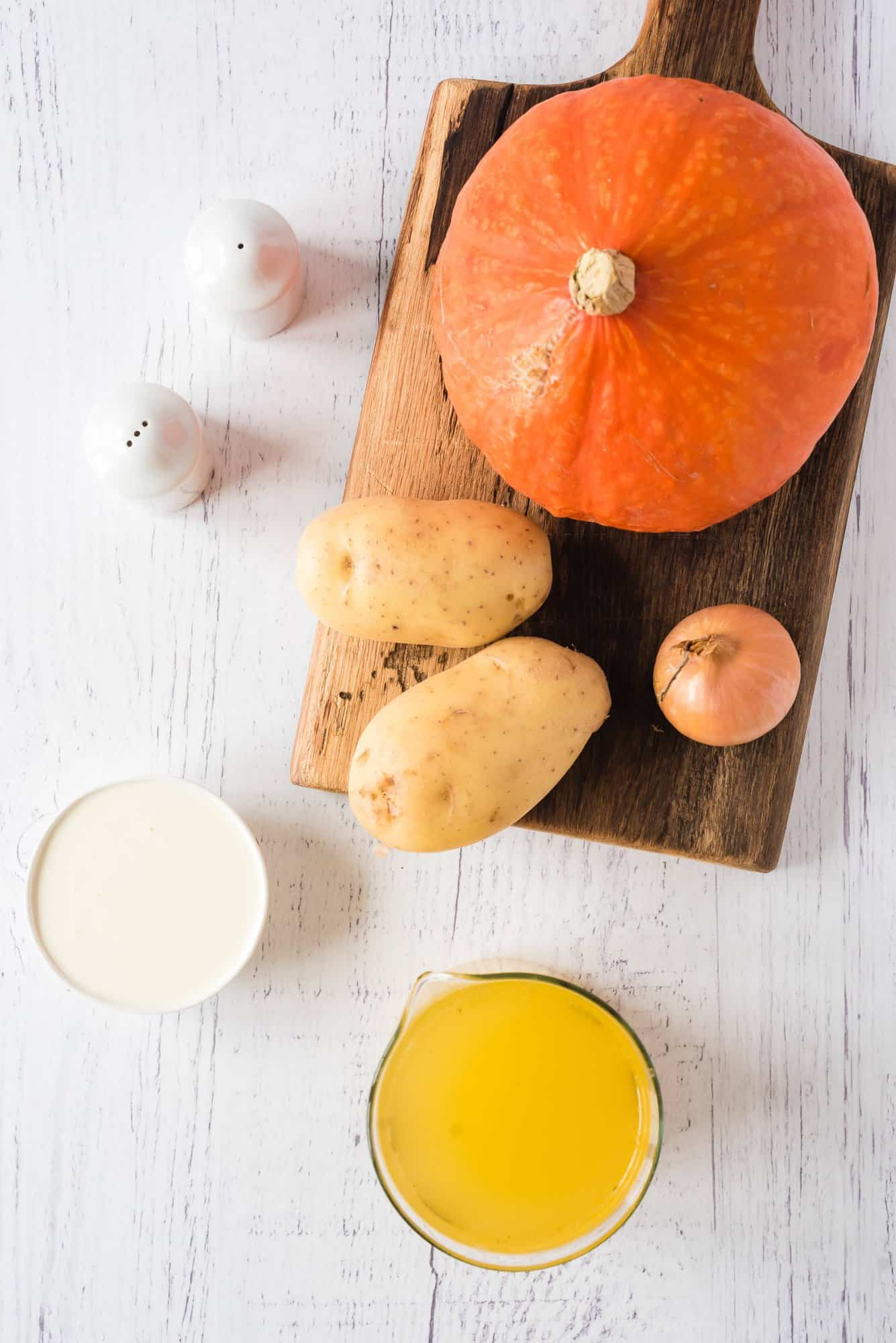 Ingredients needed for crockpot pumpkin soup.